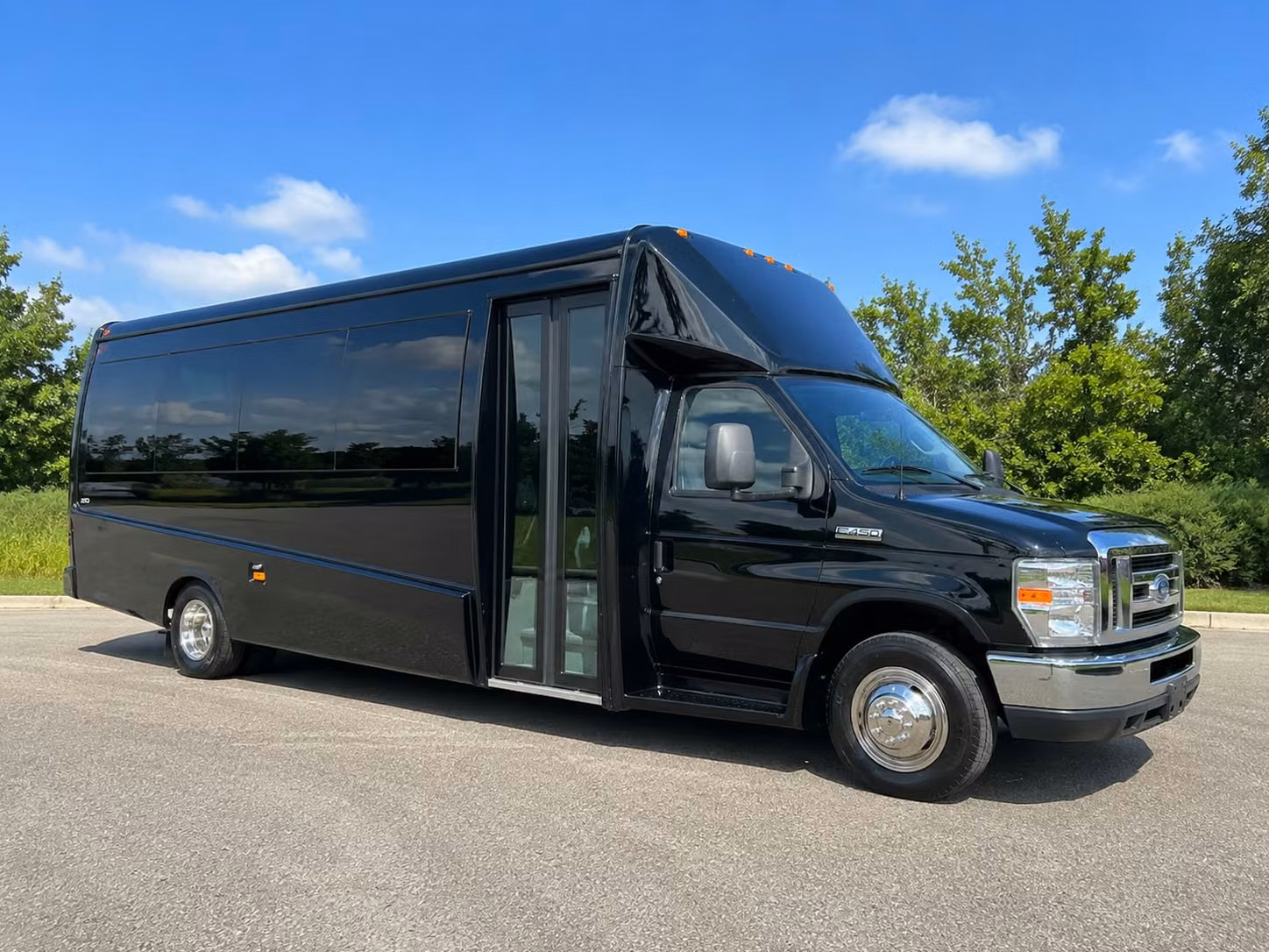 lakewood 15 passenger minibus rental